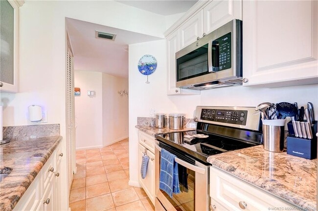 Building Photo - 233 NE Edgewater Dr Unit 201