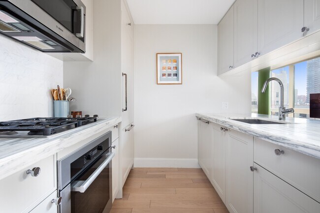 Photo - 389 E 89th St