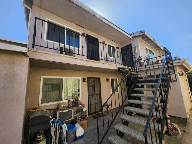 Building Photo - Upstairs One Bed, One Bath Unit D Rental