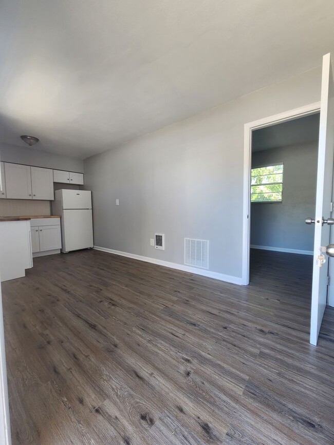 ** UNDER NEW MANAGEMENT ** 1 Bedroom / 1 ... - ** UNDER NEW MANAGEMENT **  1 Bedroom / 1 ... Apartment