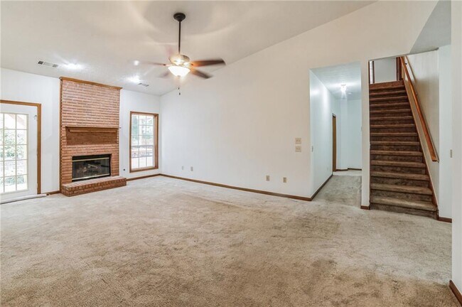 Photo - 487 Ravinia Way