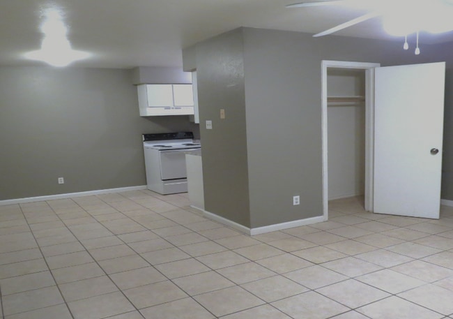 Photo - 2703 Poplar Cir