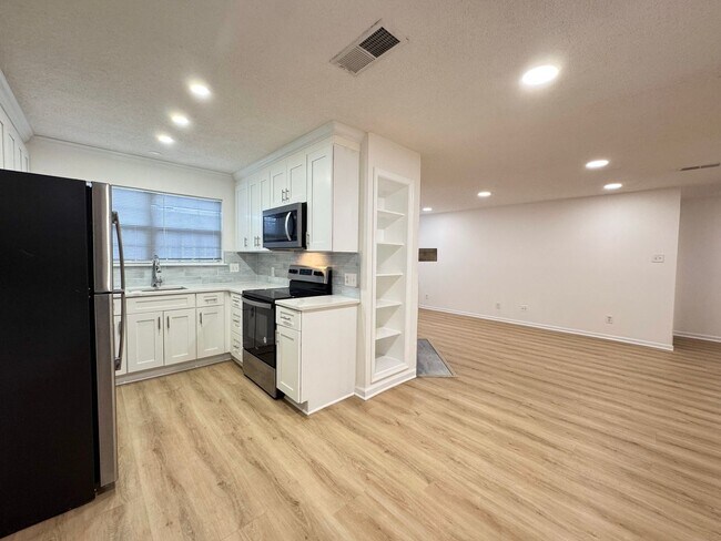 Photo - Bright And Cozy 3 Bed 2 Bath Condo In Vibrant Heights On Penderbrook