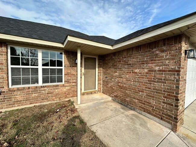 Photo - Beautiful 3bed/2bath House Available Near Tinker and Oklahoma Heart Hospital!