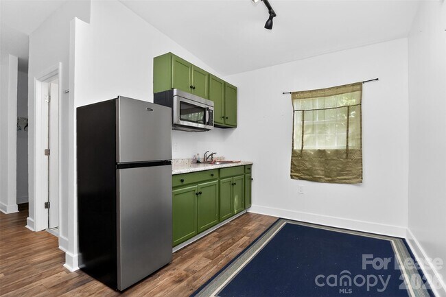 Photo - 1954 Garibaldi Ave