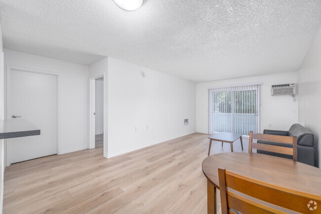 1BR, 1BA - 550SF - Living Room