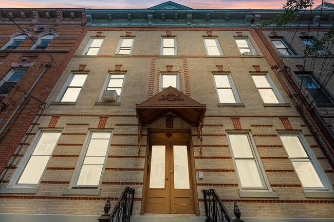 Building Photo - 232 Van Horne St Unit 4