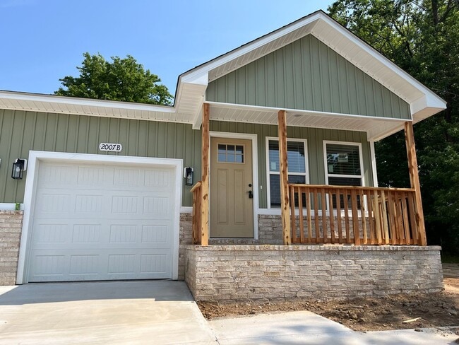 Building Photo - COX-CEDAR ST Unit B