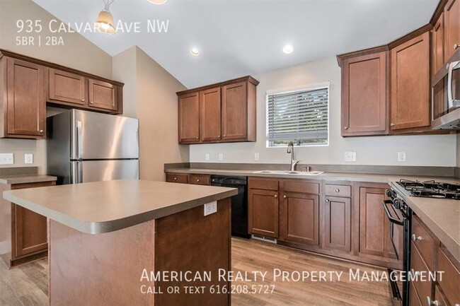 Photo - 935 Calvary Ave NW