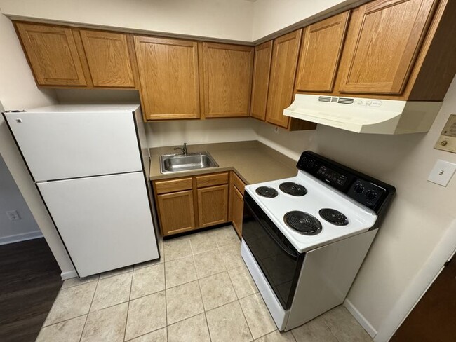 Kitchen - 2 S Swarthmore Ave Apartments