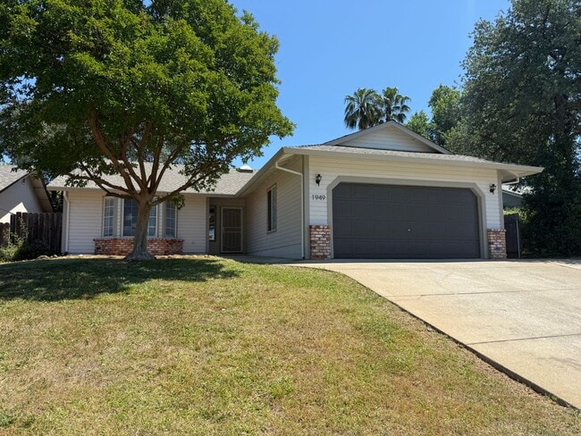 Building Photo - Prime Location 3 Bed 2 Bath Updated Home!