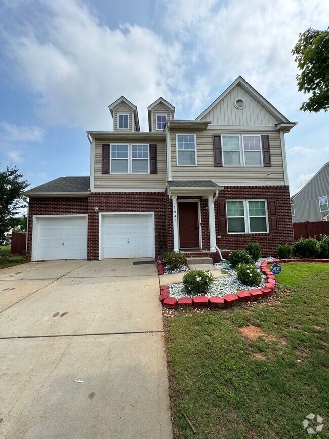 Building Photo - Beautiful Newly Renovated Home in a Quiet ...