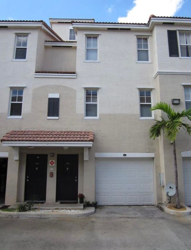 Building Photo - 5980 W Sample Rd Unit 203