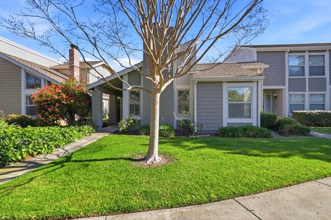 Building Photo - Updated Townhome in Lake Santa Clara HOA