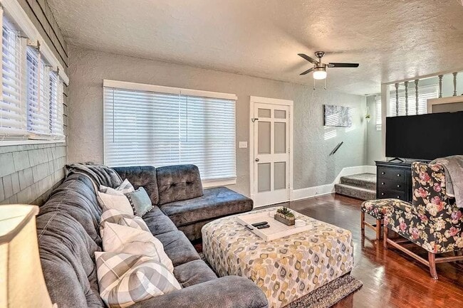 Photo - 325 W Spring St