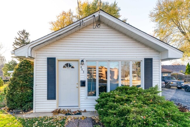 Building Photo - 443 N Main St