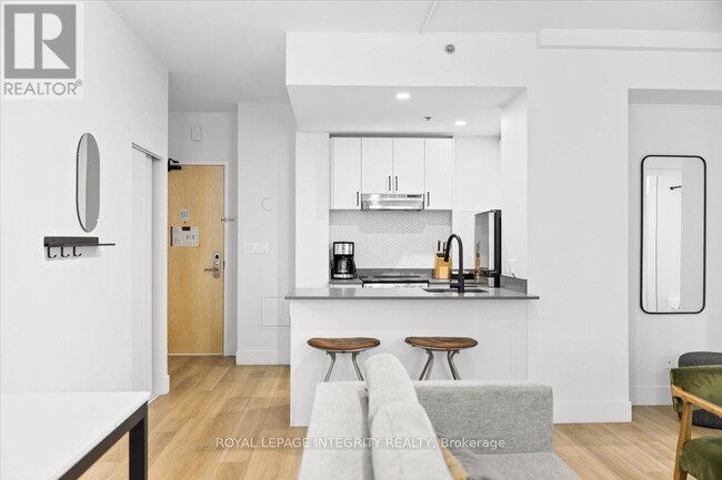 Photo - 161 Laurier Ave W Unit 909