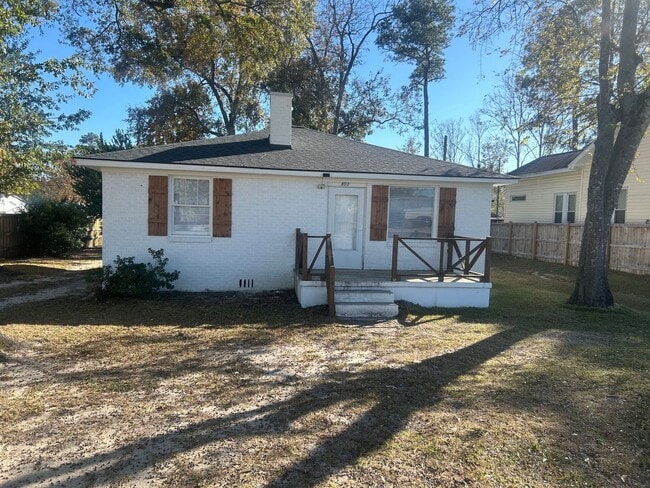 Building Photo - 803 Center St