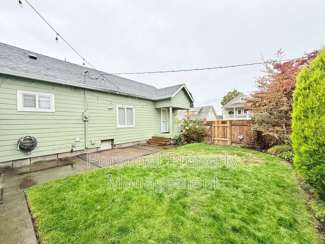 Building Photo - 715 W 19th St