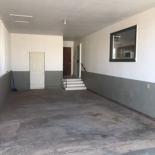 Building Photo - Remodeled 2 bedroom/1bathroom duplex
