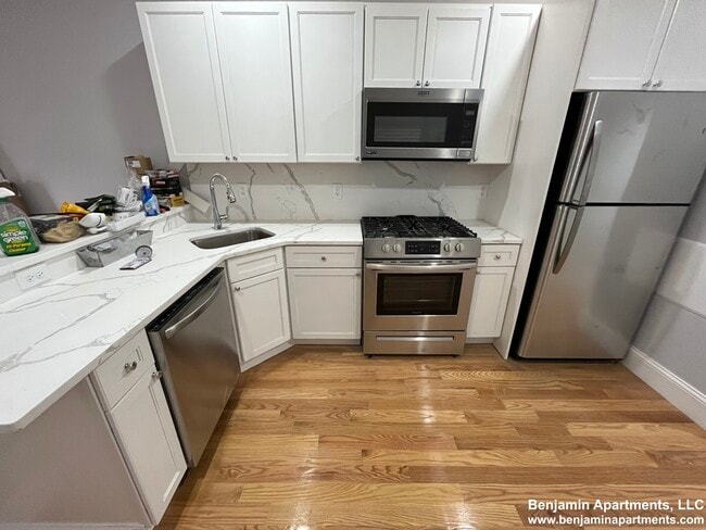 Building Photo - 372 Oxford St Unit 2