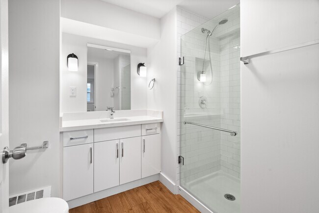 Photo - 2461 Queen St E