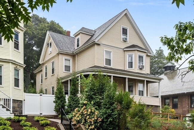 Building Photo - 5 Wenham St Unit 3 Rental