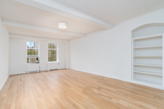 Photo - 470 W 24th St