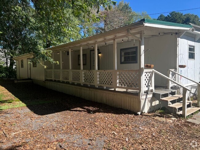 Building Photo - 3 bed 2 bath Rental