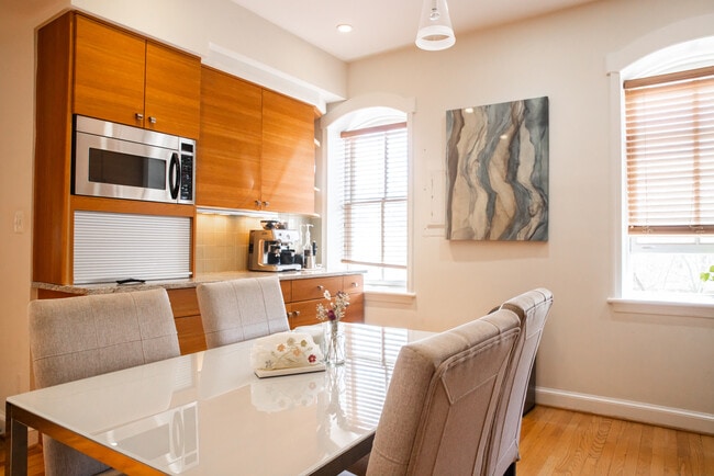 Photo - 1700 V St NW Unidad 4