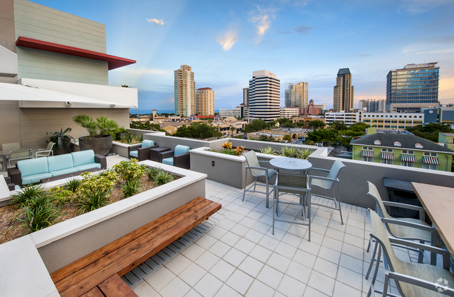 Cottonwood Bayview Deck View of Downtown St Petersburg - Cottonwood Bayview Rental