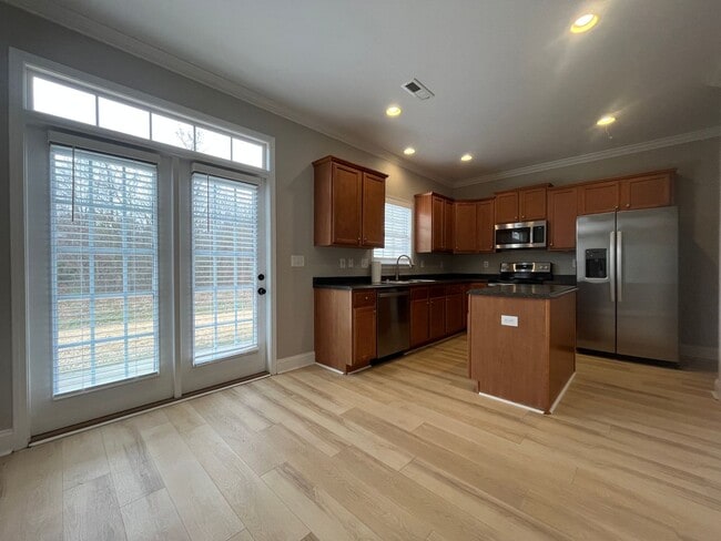 Photo - Expansive 3/3 Available Now!