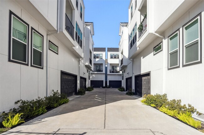 Photo - 1127 W 16th St