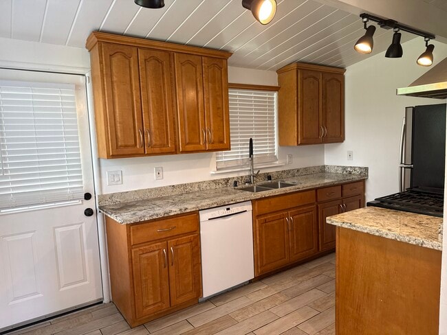 Photo - 2875 Euclid Ave Unit B