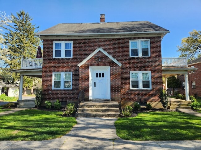 Building Photo - 22 W Areba Ave Unit 2w