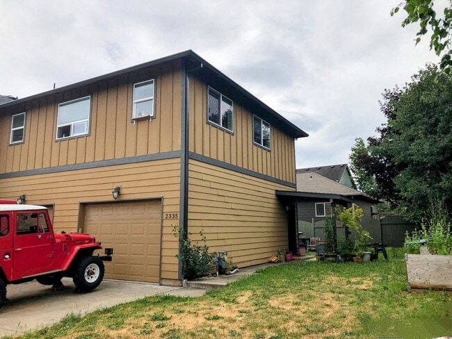 Building Photo - Spacious 1 bedroom 1 bath duplex in Hood River