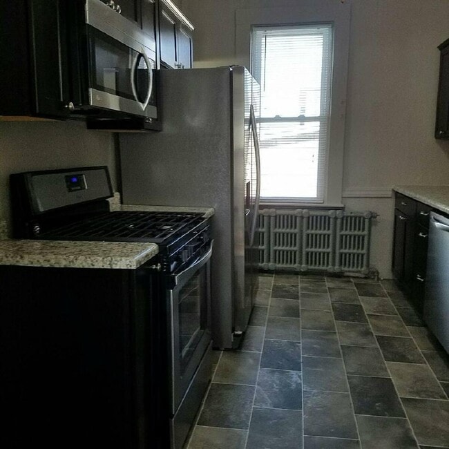 Photo - 421 Bowen St