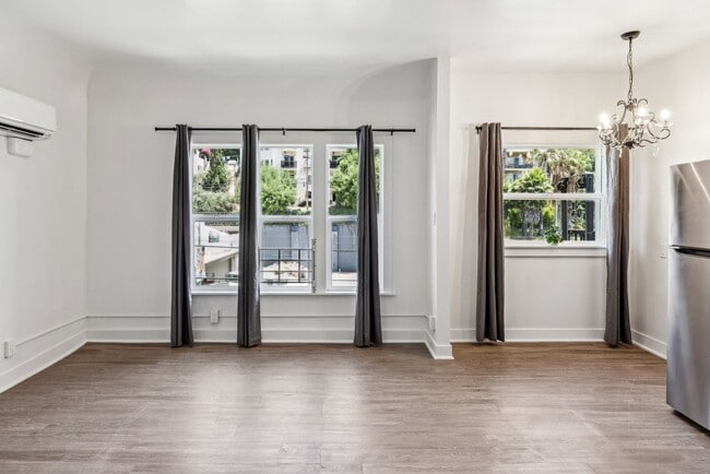 3218 W Sunset Blvd