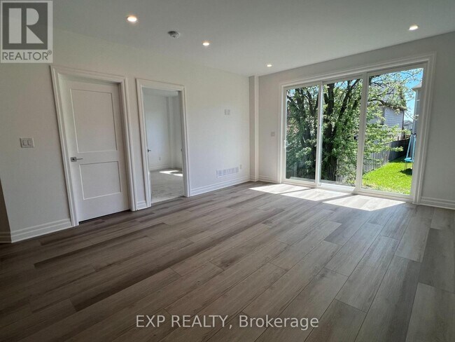 Photo - 7532 Splendour Dr