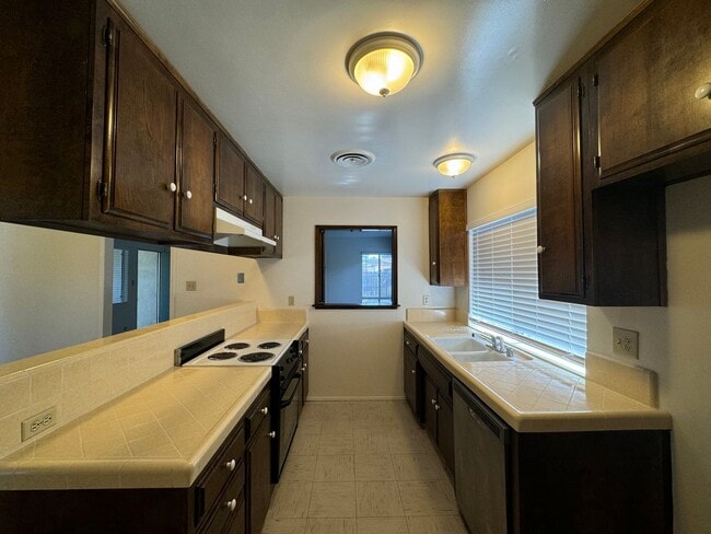 Photo - 4800 Summertree Ln Unit 4800 Summer Tree Ln - Front
