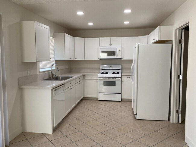 Photo - 4-BEDROOM HOUSE. REMODELED KITCHEN-NO HOA!
