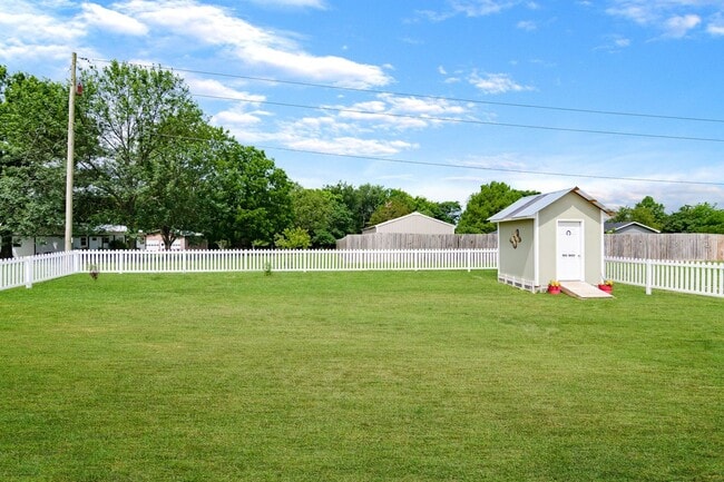 Building Photo - 3 bedroom 2 bath 2 Car Garage with fenced yard  for rent, Hollister, MO