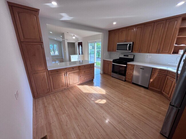 Photo - 532 Warren Rd