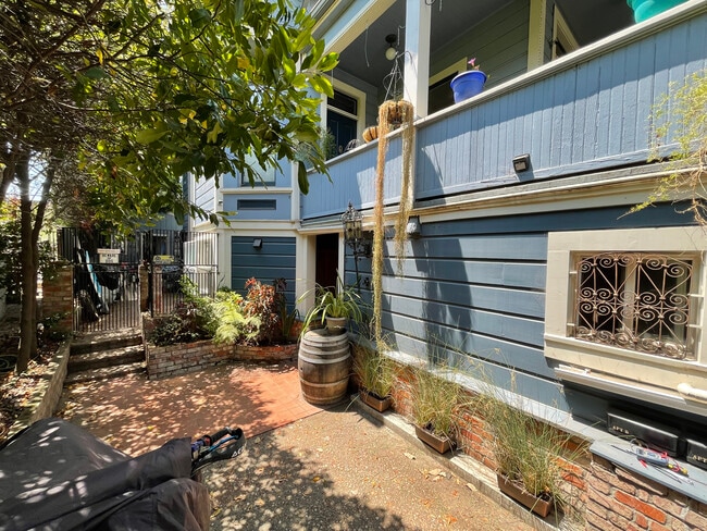 Private side entrance - 1524 Pacific Ave Unit B