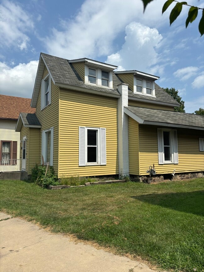 Building Photo - 722 S Main St