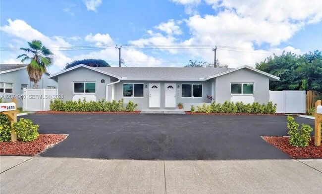 Building Photo - 2550 N Dixie Hwy Unit 2570