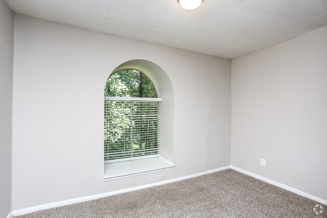 2BR, 1BA- 921 SF