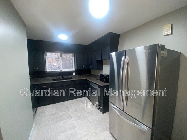 Photo - 683 John St Unit Upper