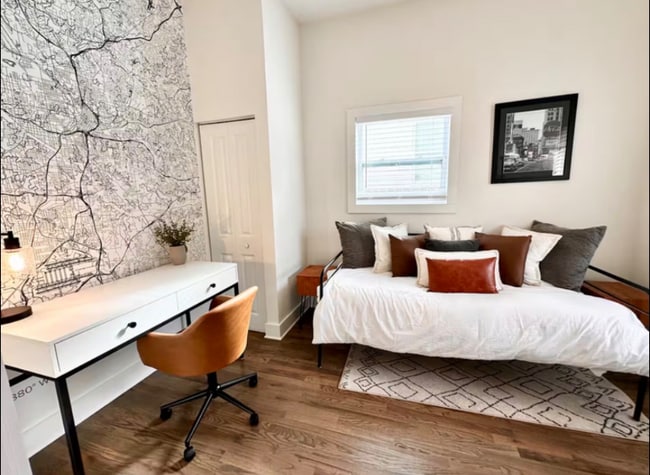 Photo - 240 Laurel Ave SW