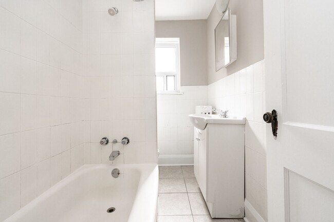 Photo - 118 Roncesvalles Ave